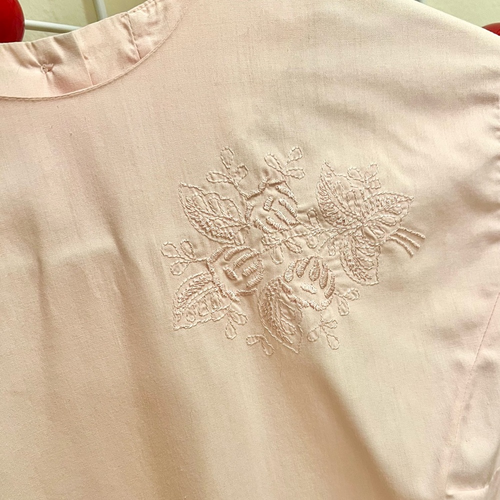 50s Vintage 🌺 Hand-Embroidered Blouse - Picture 3 of 5